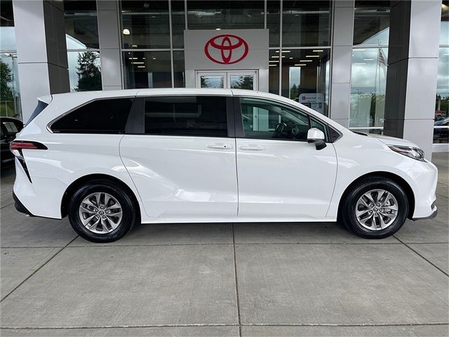 2022 Toyota Sienna LE