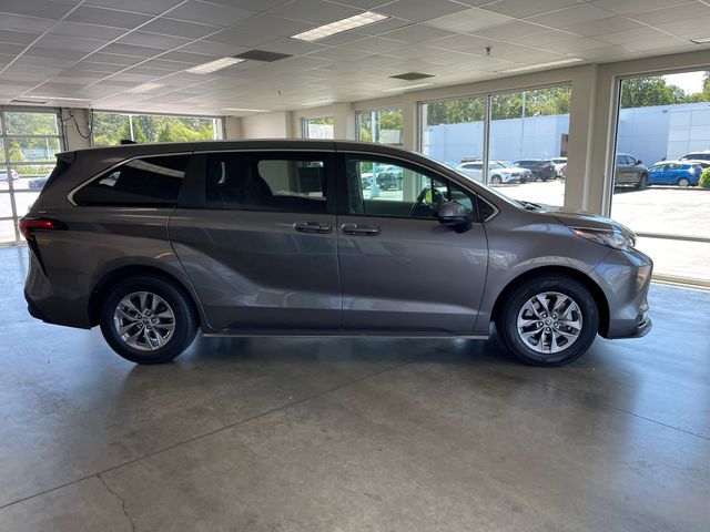 2022 Toyota Sienna LE