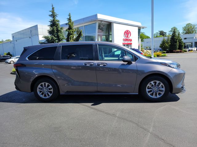 2022 Toyota Sienna LE