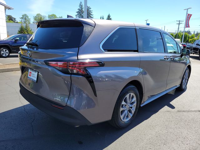 2022 Toyota Sienna LE