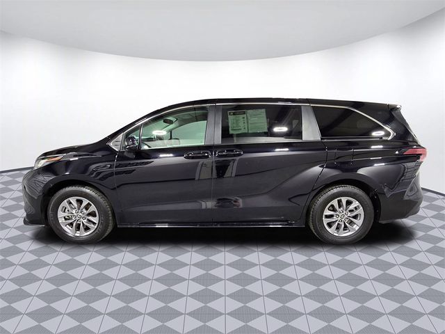 2022 Toyota Sienna LE