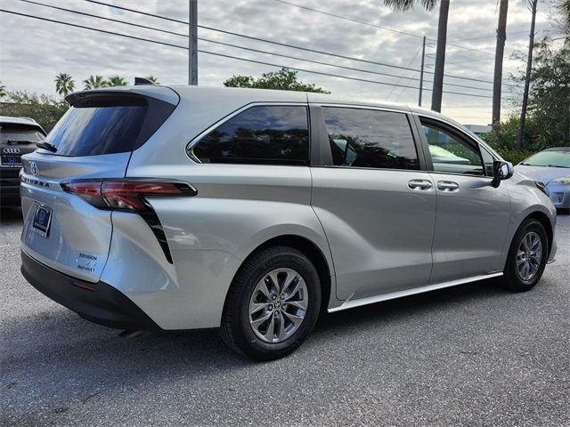 2022 Toyota Sienna LE