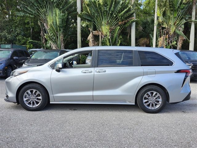 2022 Toyota Sienna LE