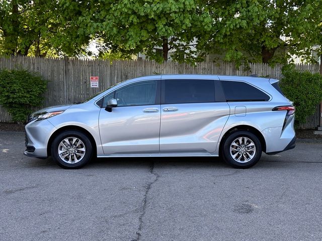 2022 Toyota Sienna LE