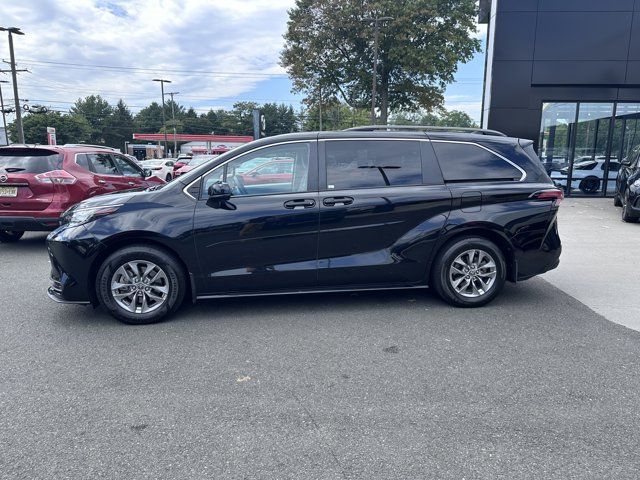 2022 Toyota Sienna LE