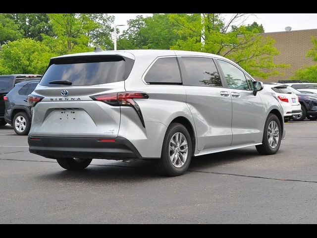 2022 Toyota Sienna LE