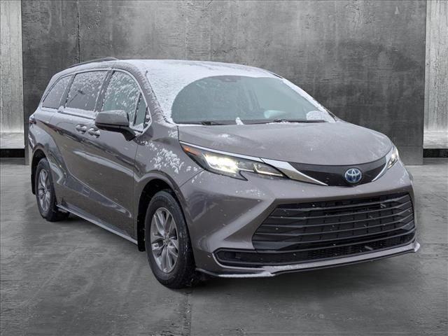 2022 Toyota Sienna LE