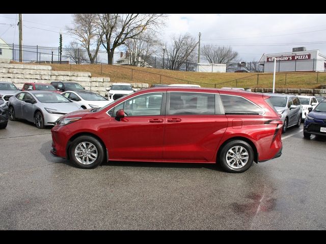 2022 Toyota Sienna LE