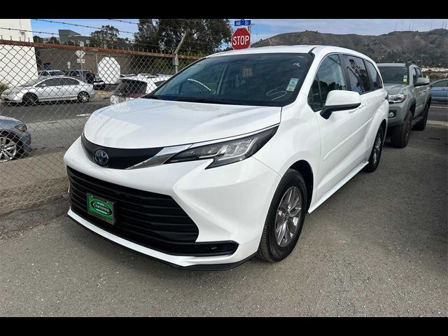 2022 Toyota Sienna LE