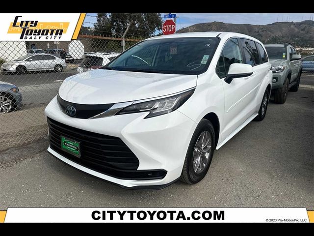 2022 Toyota Sienna LE