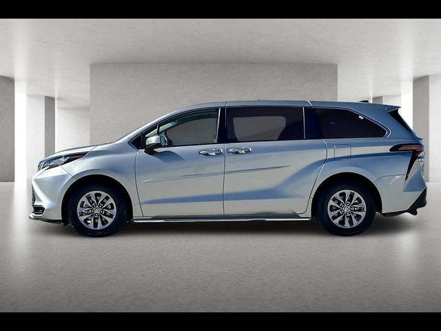 2022 Toyota Sienna LE