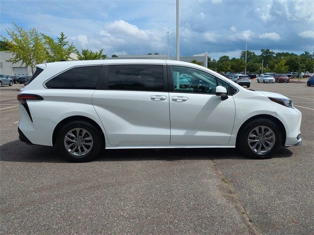 2022 Toyota Sienna LE