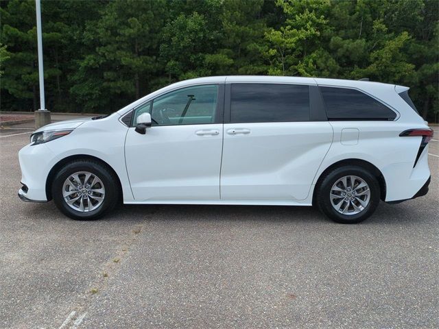 2022 Toyota Sienna LE