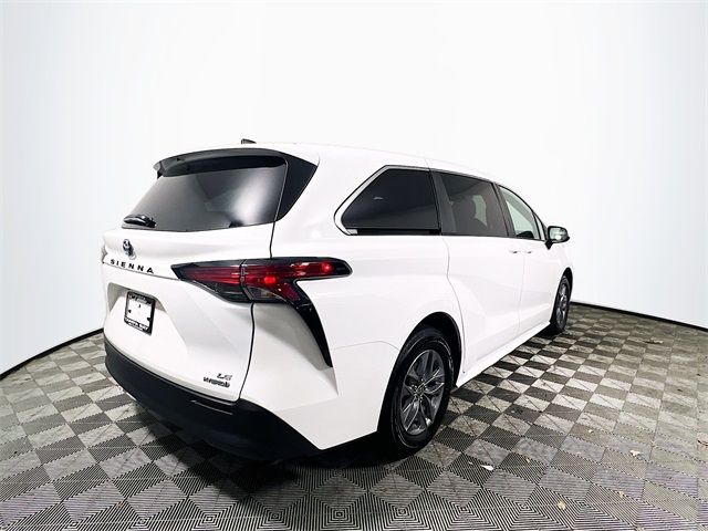 2022 Toyota Sienna LE