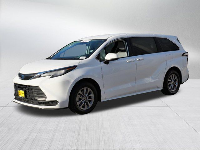 2022 Toyota Sienna LE