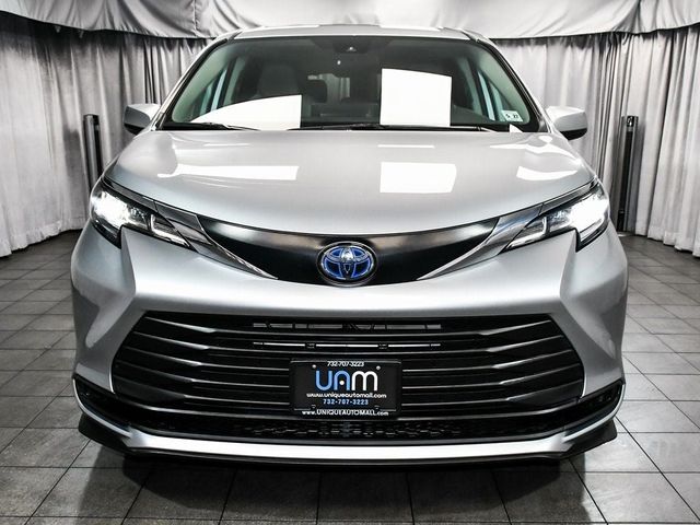 2022 Toyota Sienna LE