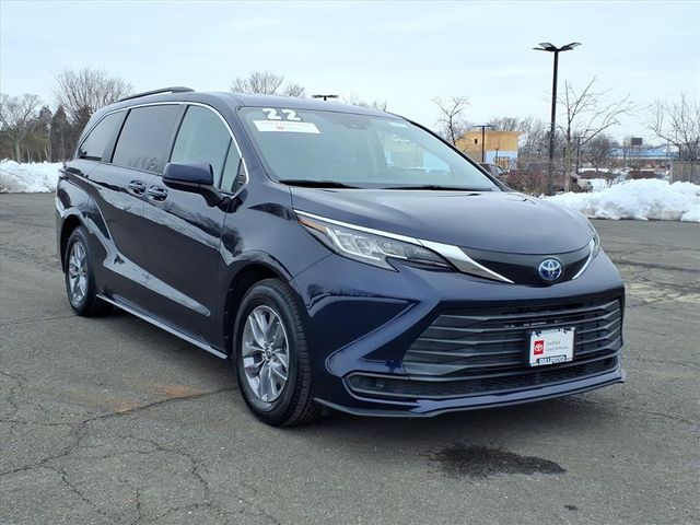 2022 Toyota Sienna LE