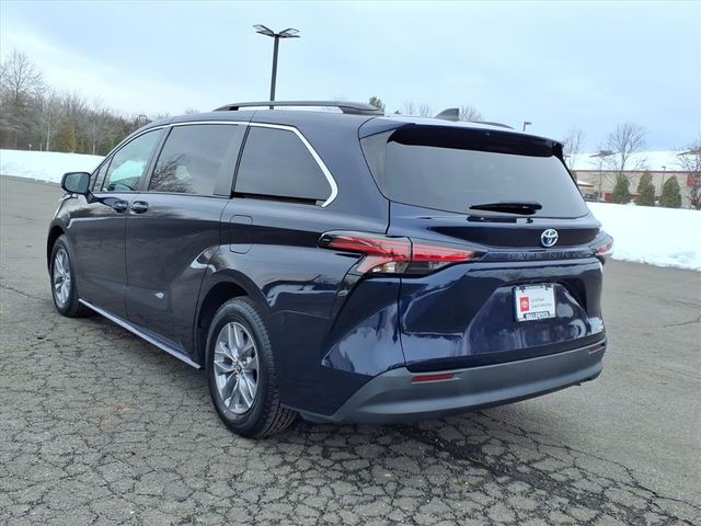2022 Toyota Sienna LE