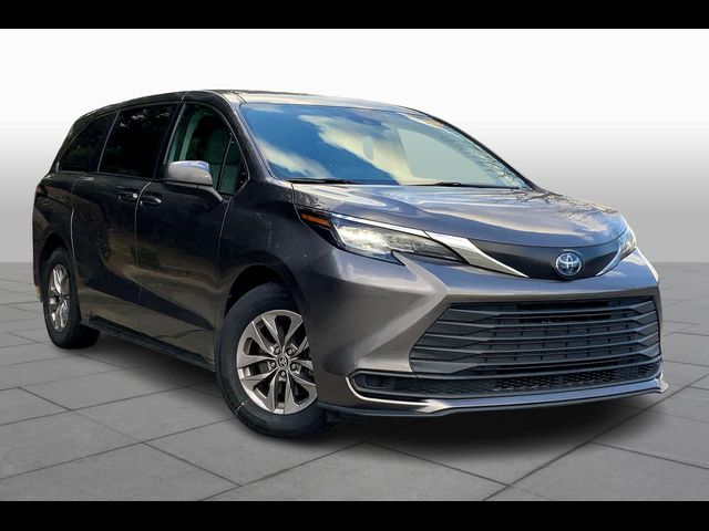 2022 Toyota Sienna LE