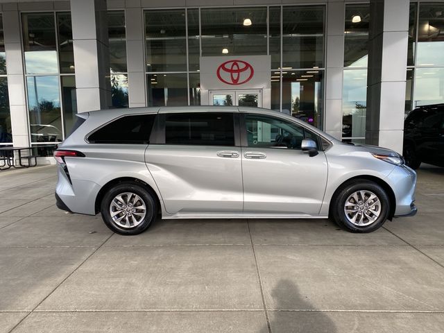 2022 Toyota Sienna LE