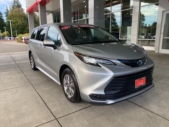 2022 Toyota Sienna LE