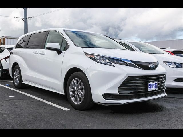 2022 Toyota Sienna LE