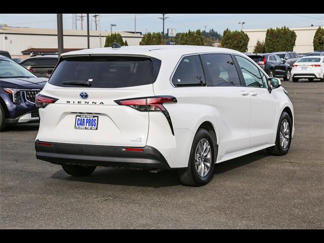 2022 Toyota Sienna LE