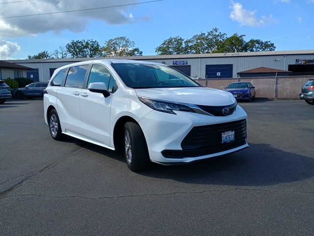 2022 Toyota Sienna LE