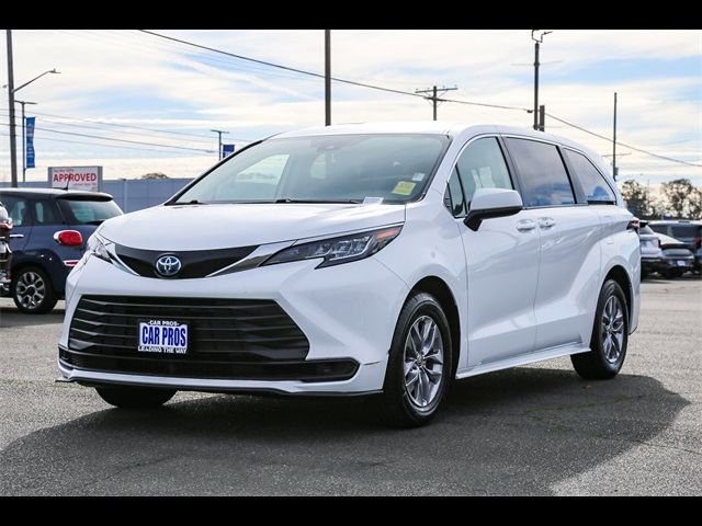 2022 Toyota Sienna LE