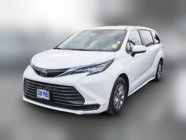 2022 Toyota Sienna LE