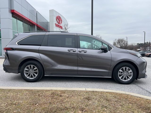 2022 Toyota Sienna LE