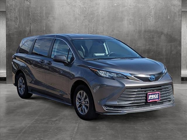 2022 Toyota Sienna LE