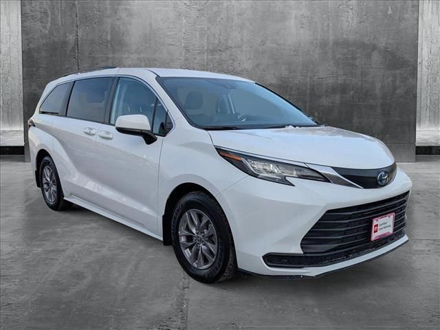 2022 Toyota Sienna LE