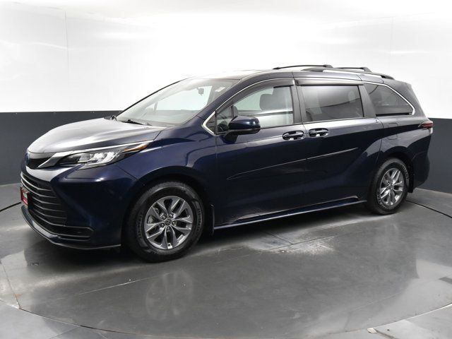 2022 Toyota Sienna LE