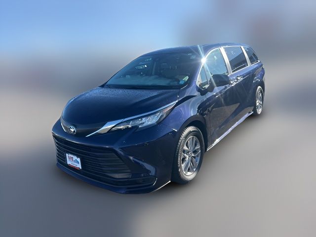 2022 Toyota Sienna LE