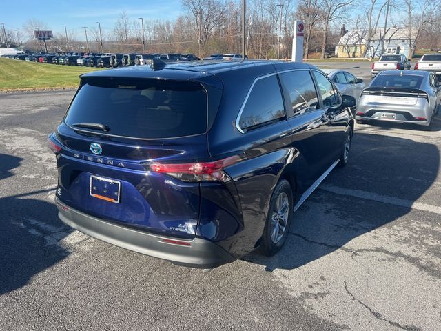 2022 Toyota Sienna LE