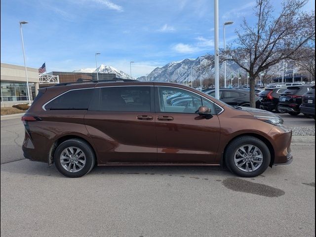 2022 Toyota Sienna LE