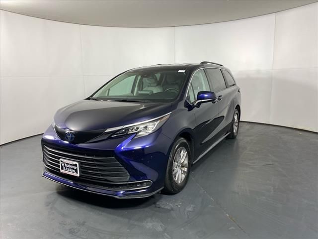 2022 Toyota Sienna LE