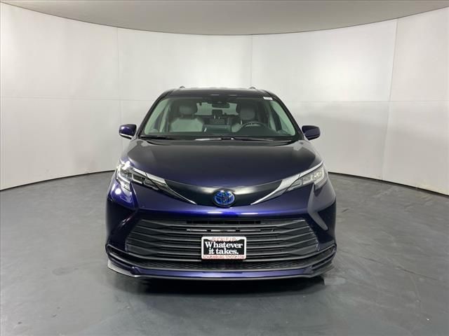 2022 Toyota Sienna LE