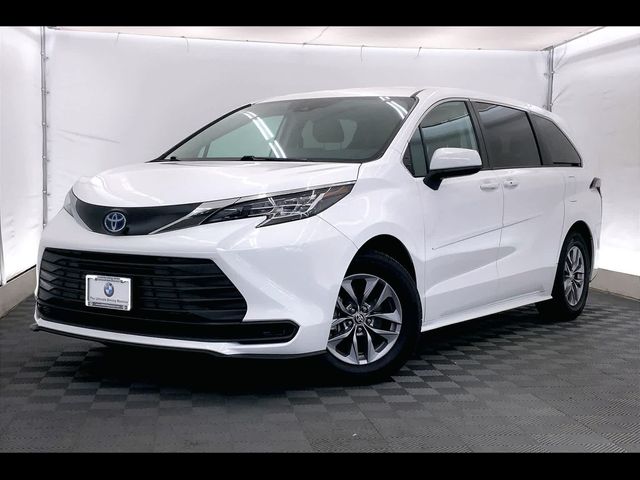 2022 Toyota Sienna LE