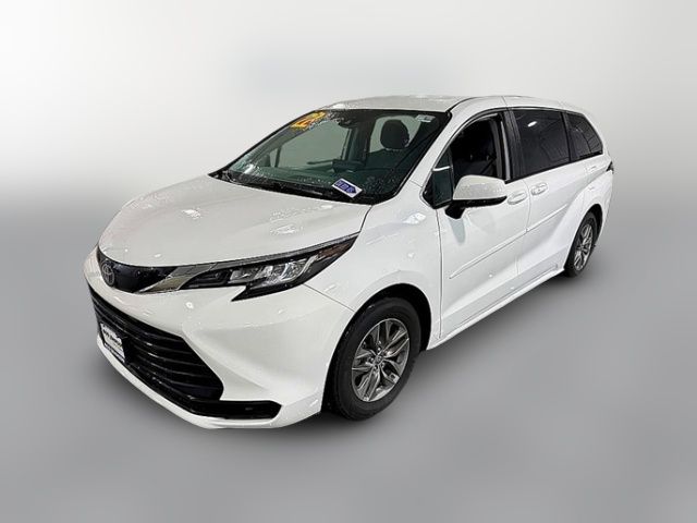 2022 Toyota Sienna LE