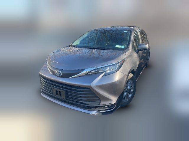 2022 Toyota Sienna LE