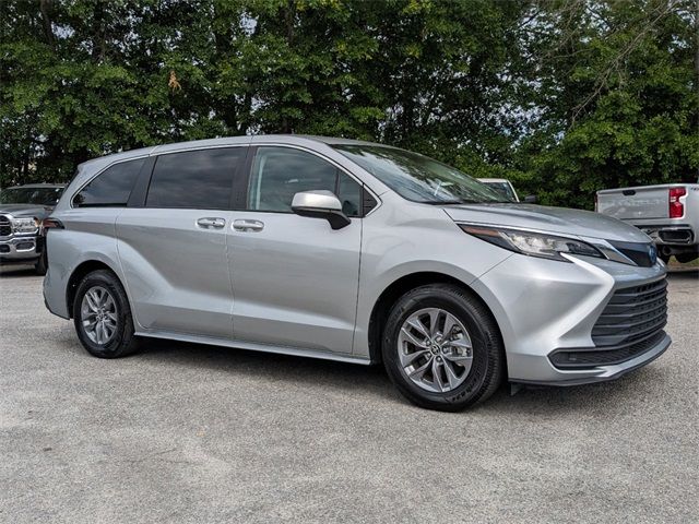 2022 Toyota Sienna LE