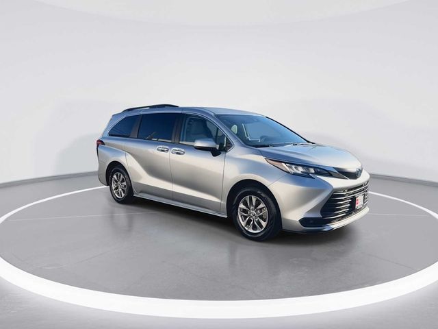 2022 Toyota Sienna LE