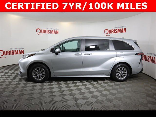 2022 Toyota Sienna LE