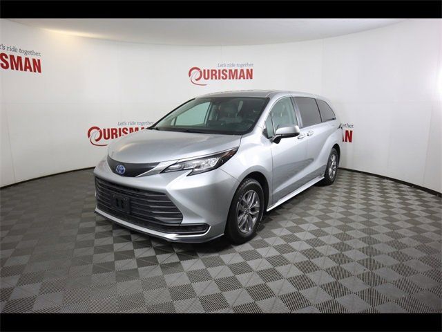 2022 Toyota Sienna LE