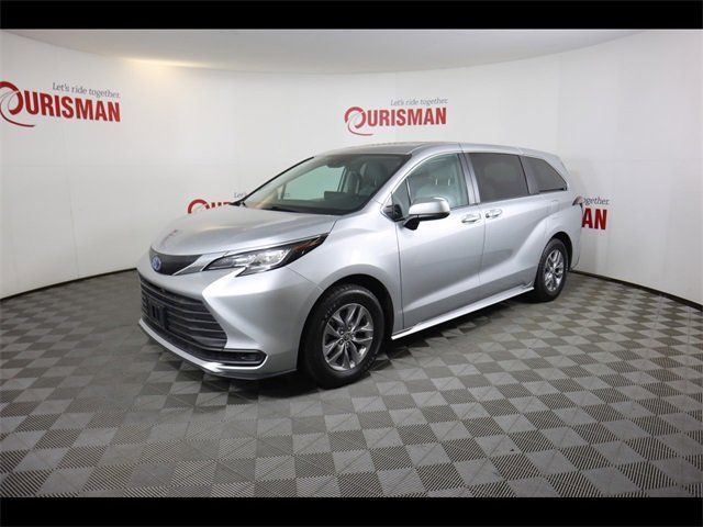 2022 Toyota Sienna LE