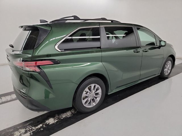 2022 Toyota Sienna LE