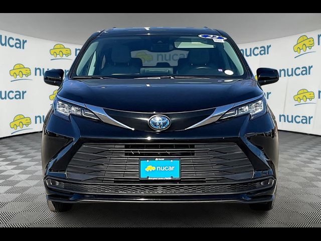 2022 Toyota Sienna LE