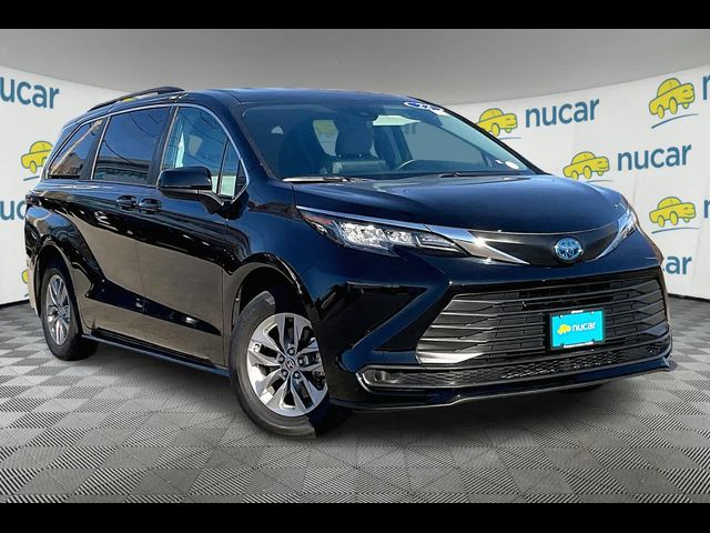 2022 Toyota Sienna LE